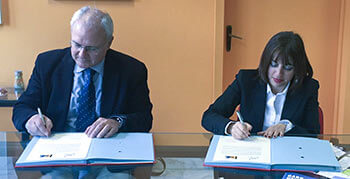 Antonio Insolia, Direttore Sezione Catania INFN e Giuseppina Montella, Dirigente scolastica Cannizzaro nel momento della firma del Protocollo